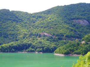 '48 bedrooms hotel on the shore of Lake Vacha' - Photo one