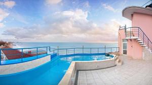 'Rent spectacular seafront villa on Crimea' - Photo one