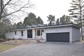 'One of a kind bungalow on a rare Riverfront l' - Photo one